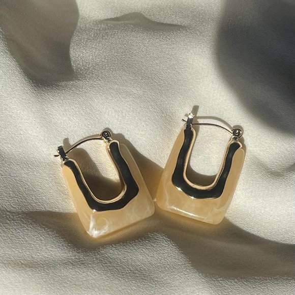 Milky white U-shape acrylic hoop earrings - Picture 1 of 4
